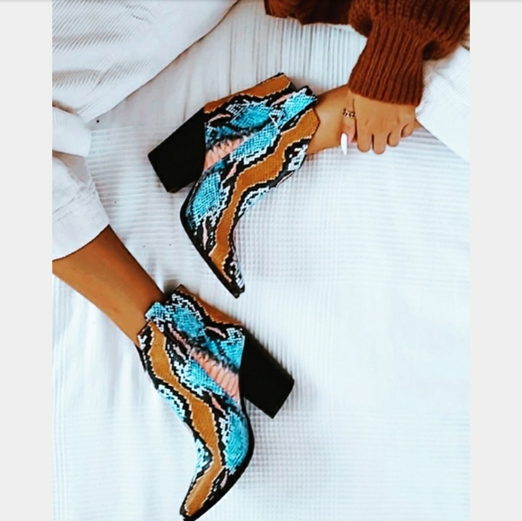 🚨Pre Fall Edit Collection// Snake print bootie - Picture 5 of 6